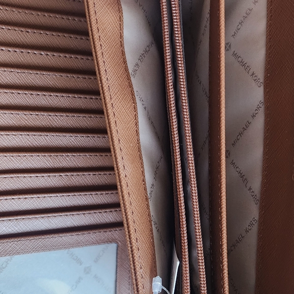 Michael Kors Signature travel wallet - Picture 3 of 5